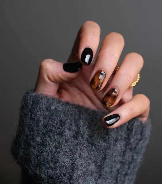Simple Black and Brown Tortoiseshell Nails Design (Rounded Short Nails)